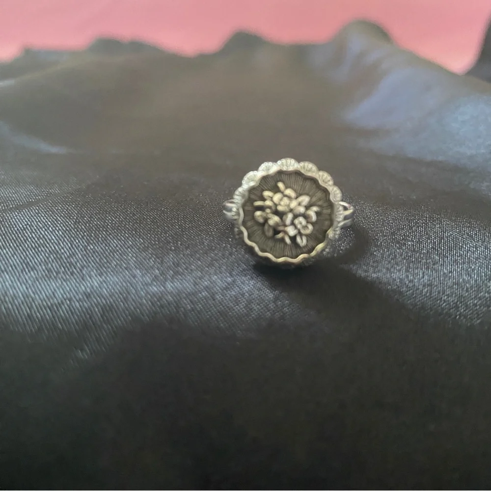 Sarah Coventry Silver Floral Round Button Ring